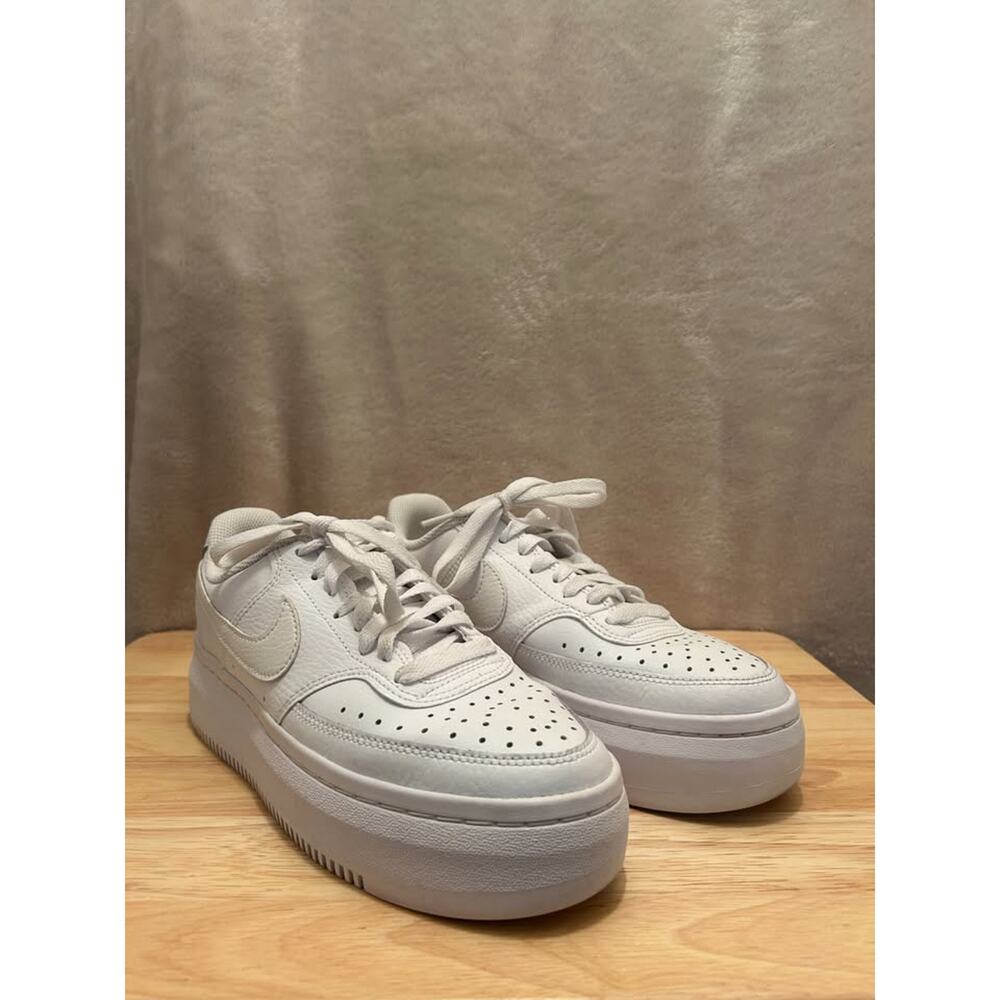 Women's NIKE Court Atla, size 8.5 - Picture 2 of 7
